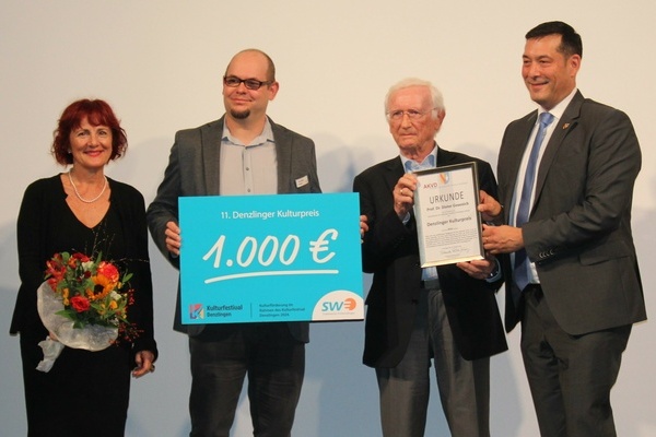 Bei der Überreichung der Urkunde v.l. Petronella Rußer-Grüning (Vorsitzende AKVD), Amandus Bieber (SWE), Prof. Dieter Geuenich (Preisträger), Bürgermeister Markus Hollemann. Foto: AKVD