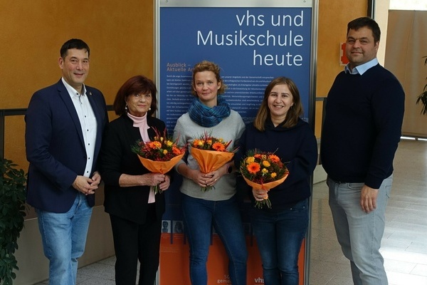 Bei der Ausstellungseröffnung (v.l.): Bürgermeister Markus Hollemann, Dozentin Irene Geuenich, VHS Außenstellenleiterin Sirid Kaden, Tinatin Martinenko (Rathausverwaltung) und Verbandsgeschäftsführer und VHS-Leiter Felix Häring. Foto: Gemeinde Denzlingen