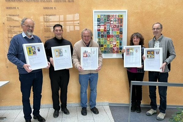 Bei der Überreichung des Geschenks von Künstler Joachim Walz an die Gemeinde Denzlingen v.l. Prof. Dr. Franz-Karl Schmatzer, Bürgermeister Markus Hollemann, Joachim Walz, Brigitta Kaufmann, Andreas Berger. Foto: Gemeinde Denzlingen