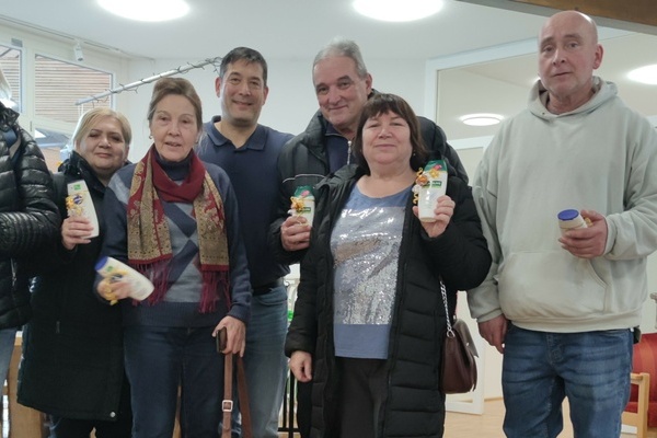 Bild: Bürgermeister Markus Hollemann (3.v.l.) zu Besuch beim Offenen Mittagstisch Denzlingen. Foto: Gemeinde Denzlingen