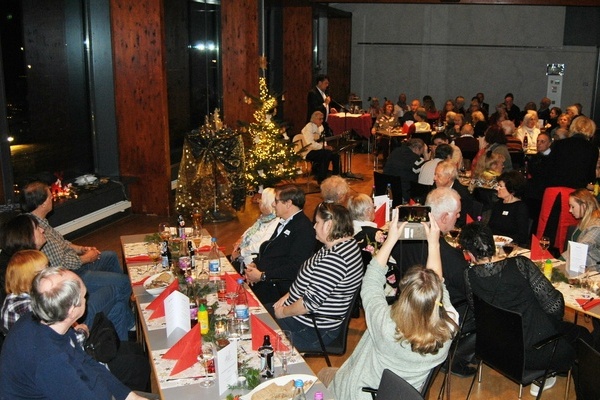 Festliche Stimmung an Heiligabend in Gemeinschaft im Kultur & Bürgerhaus. Foto: Gemeinde Denzlingen.