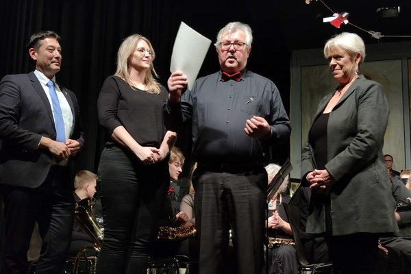 (von links) Laudator Bürgermeister Markus Hollemann, Nadine Schwarz (2. Vorsitzende MVD), Fritz Dorsch mit der Landesehrennadel und Sabine Wölfle, Vorsitzende des Oberbadischen Blasmusikverbandes Breisgau. Foto: Gemeinde Denzlingen