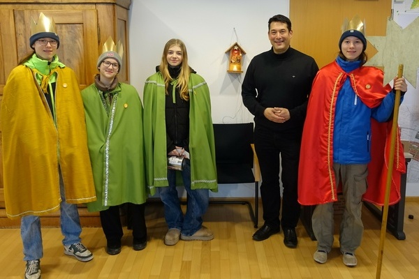 Bild: Die Sternsingerinnen mit Brgermeister Markus Hollemann im Denzlinger Rathaus. Foto: Gemeinde Denzlingen.