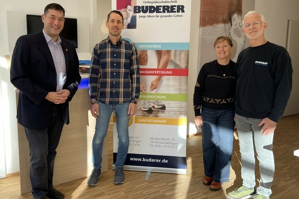 Bürgermeister Markus Hollemann (links) zu Besuch bei Matthias Buderer (2. v.l.), Carmen Buderer (2. v.r.) und Inhaber Tobias Buderer (rechts) im neuen Denzlinger Ladengeschäft des Familienunternehmens Orthopädieschuhtechnik Buderer. Foto: M.Lackner