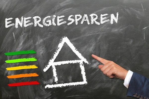 Energie sparen. Weiße Schrift auf grauem Untergrund