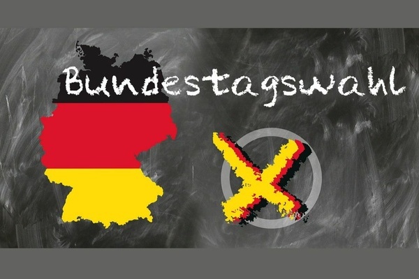 Zeichnung der Bundesrepublik in Schwarz Rot Gold, weiße Überschrift Bundestagswahl mit gelbem Kreuz gekennzeichnerter Kreis