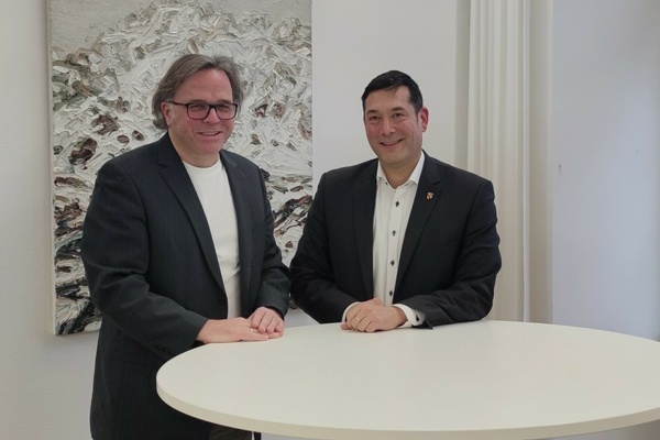 Brgermeister Markus Hollemann (rechts) im Gesprch mit dem Regierungsprsidenten des Regierungsbezirks Freiburg, Carsten Gabbert (links). Foto: Gemeinde Denzlingen