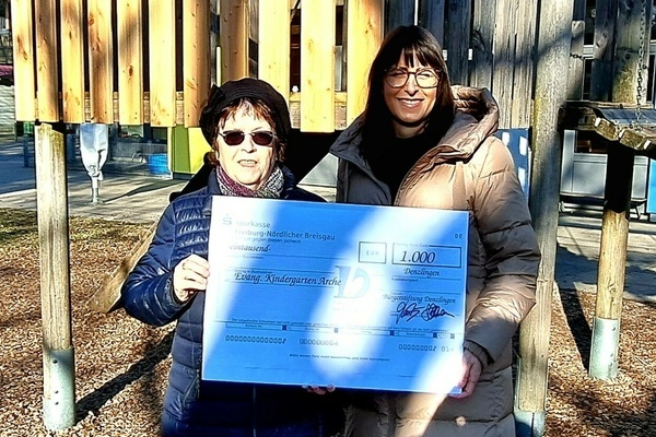  Irmgard Meiners-Schuth &uuml;berreicht als Repr&auml;sentantin der B&uuml;rgerstiftung Denzlingen den symbolischen Scheck an Sandra B&ouml;ttcher, Leiterin des Kindergartens Arche. Foto: Kindergarten Arche.