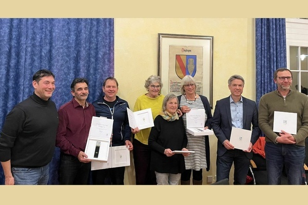 Bürgermeister Markus Hollemann (links) überreichte Ehrennadeln/Ehrenstelen d. Gemeindetags BW f. langjährige kommunalpolitische Tätigkeit a.d. Gemeinderatsmitglieder (v.l.) R. Wöhrlin, A. Tym, S. Ohrt-Volkert, E. Behnke, S. Höfflin, T. Pantel, A. Weniger