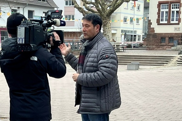 Bürgermeister Markus Hollemann bei einem Interview auf dem Denzlinger Rathausplatz mit dem SWR Fernsehen