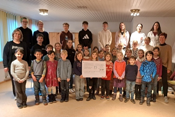 Bild: Der Ökumenische Kinder- und Jugendchor Denzlingen nahm freudig eine großzügige Spende der Bürgerstiftung entgegen. Foto: Bürgerstiftung Denzlingen