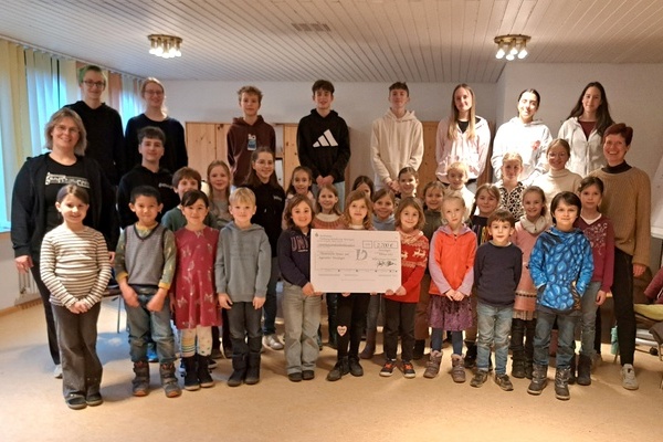 Bild: Der &Ouml;kumenische Kinder- und Jugendchor Denzlingen nahm freudig eine gro&szlig;z&uuml;gige Spende der B&uuml;rgerstiftung entgegen. Foto: B&uuml;rgerstiftung Denzlingen