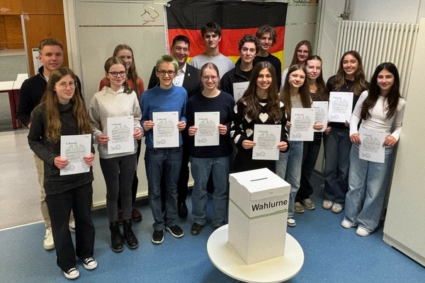 Die Wahlhelferinnen und Wahlhelfer der Juniorwahl am Erasmus-Gymnasium Denzlingen mit Bürgermeister Markus Hollemann (6. v. l.) nach tadelloser Durchführung der Juniorwahl zur Bundestagswahl 2025. Foto: Erasmus-Gymnasium Denzlingen.