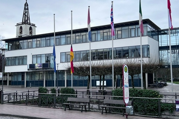 Anlässlich des nationalen Gedenktags für die Opfer terroristischer Gewalt hängen die europäische und die deutsche Flagge am Denzlinger Rathaus auf halbmast. Foto: Melanie Lackner, Gemeinde Denzlingen.