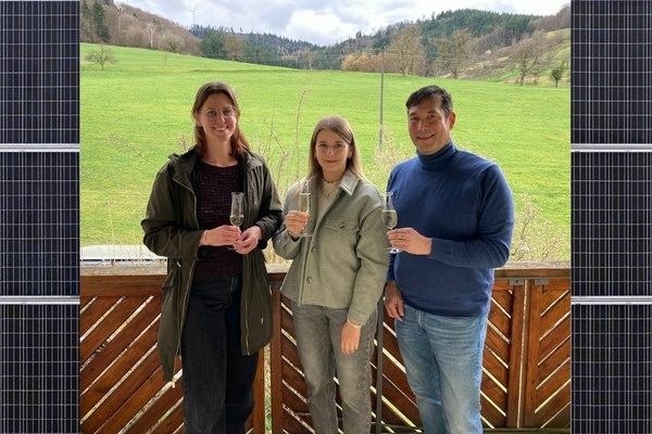  <b>Bild:</b> Klimaschutzkoordinatorin Beatrice Birkle (l.) und B&uuml;rgermeister Markus Hollemann (r.) &uuml;bergaben gestern ein Balkon-Solarkraftwerk an die gl&uuml;ckliche Gewinnerin Theresa L&ouml;ffler (Mitte). Foto: Gemeinde Denzlingen.