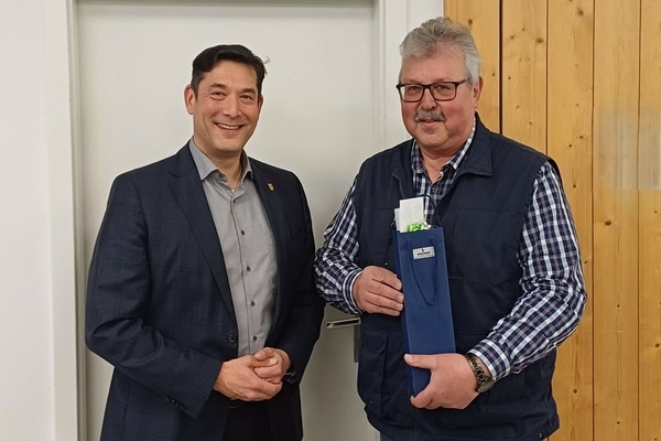 Fritz Dorsch (r.) und B&uuml;rgermeister Markus Hollemann (r.). Foto: Gemeinde Denzlingen