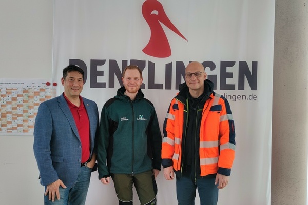 Bild: Bürgermeister Markus Hollemann (l.) und Christian Klemm (kaufmännischer Betriebsleiter Bauhof, r.) trafen den neuen Revierförster Marco Bradatsch (Mitte) im Denzlinger Rathaus. Foto: Gemeinde Denzlingen