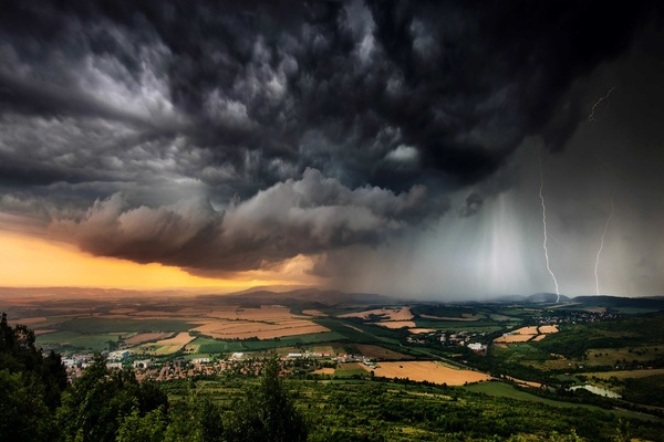 Landschaft, Dörfer, Gewitterwolken und Blitzeinschlag