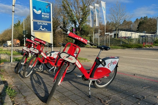 Bild: Am MACH BLAU Sport & Familienbad in Denzlingen gibt es eine neue Frelo-Station, die dritte Mietfahrrad-Station in der Storchengemeinde. Foto: Melanie Lackner, Gemeinde Denzlingen.
