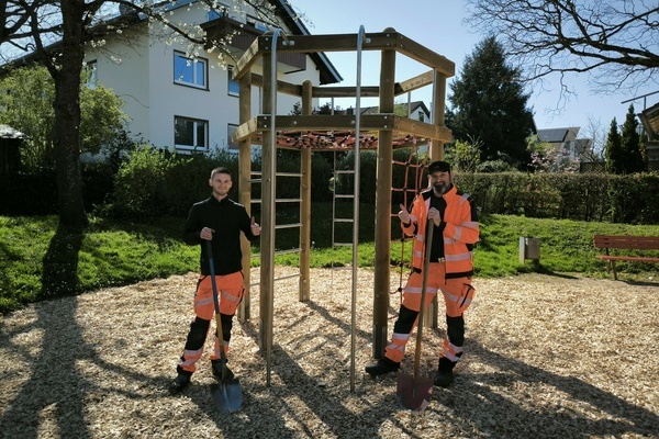 Bild: Nach getaner Arbeit auf dem Spielplatz im Postring: Bauhof-Mitarbeiter Matthias N&uuml;bling (r.) und Johannes Disch am neuen Kletterturm. Foto: Gemeinde Denzlingen. 
