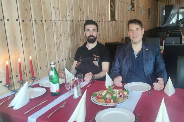 Der neue Restaurantchef Ramazan Coban (l.) mit dem Rathauschef Markus Hollemann im wiedererffneten Restaurant La Taverna in der Robert-Bosch-Strae. Foto: Gemeinde Denzlingen.
