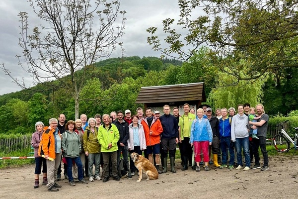 Die Teilnehmer der Wanderung mit Bürgermeister Hollemann (Mitte, orange Jacke), Quelle: Schwarzwaldverein
