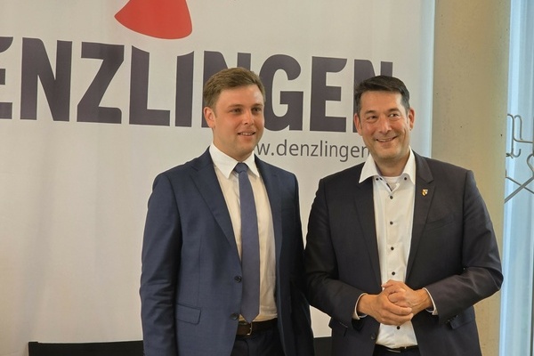 v.r.n.l.: Bürgermeister Markus Hollemann gratuliert dem neu gewählten Bürgermeister Fabian Egle v.r.n.l.: Bürgermeister Markus Hollemann gratuliert dem neu gewählten Bürgermeister Fabian Egle