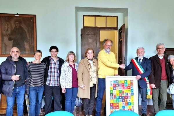 Bei der &Uuml;bergabe des Gastgeschenkes durch Franz-Karl Schmatzer an B&uuml;rgermeister Fausto Risini u.a. mit Enzo de Fabrizio und weiteren Mitgliedern vom italienischen Komitee