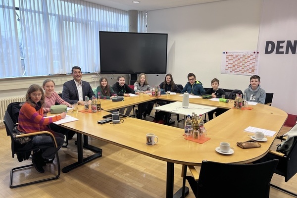 Die Presse AG des Erasmus Gymnasiums besuchte Bürgermeister Markus Hollemann im Denzlinger Rathaus. Foto Gemeinde Denzlingen