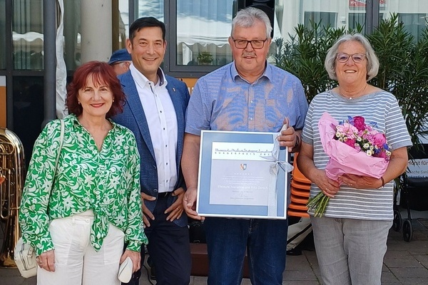 Bild: Bürgermeister Markus Hollemann (2. v. l.) überreicht den Bürgerpreis unter Beisein von Laudatorin Petronella Rußer-Grüning (links) an Marianne und Fritz Dorsch (rechts). Foto: Musikverein Denzlingen e.V.		