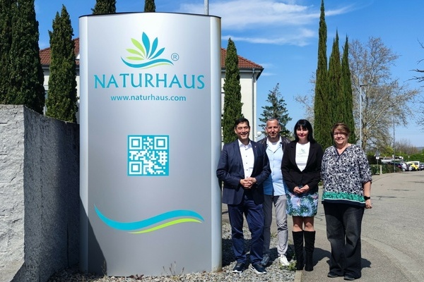 Naturhaus Geschäftsführer Markus Rödling (2. v. l.), Marketingleiterin Angelika Listau (2. v. r.) u. Assistentin d. Geschäftsführung Mariza Winkler (r.) mit Bürgermeister Markus Hollemann (l.). Foto: Gemeinde Denzlingen