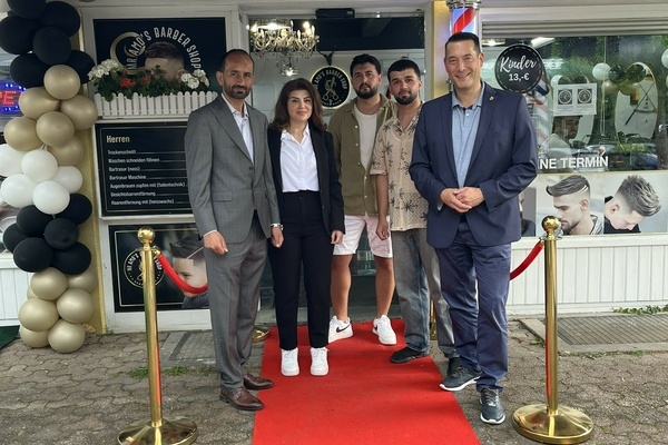 Brgermeister Markus Hollemann (r.) gratuliert zur Neuerffnung von Mr. Amos Barber Shop in der Bahnhofstrae in Denzlingen. V.l. Geschftsfhrer Pejan Pirmos, Mitarbeitende Lina Kbisi, Mehmet Sinan Dag und Amad Muhsin. Foto: Gemeinde Denzlingen