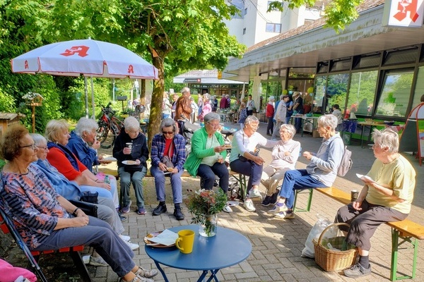Am �Tag der Nachbarschaft 2025� wurde an vielen Orten in Denzlingen gefeiert, hier im Kauftreff-Areal am Heimatweg. Foto: Gemeinde Denzlingen.