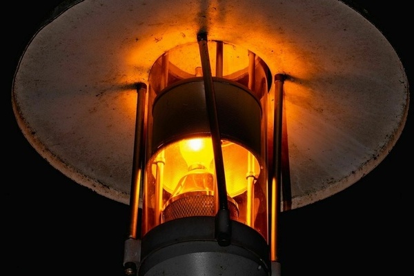 Leuchtende Straßenlaterne im Dunkeln