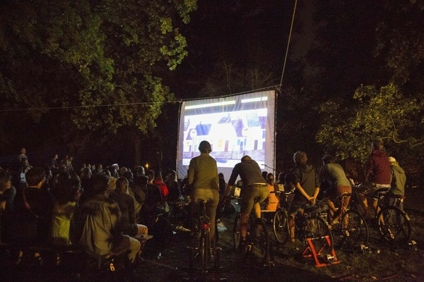 Bild: Das Fahrradkino wird allein durch Muskelkraft angetrieben. Zehn Personen treten in die Pedale um die Energie f&uuml;r Projektor, Laptop und Lautsprecher zu erzeugen. Foto: Verein Solare Zukunft e.V.
