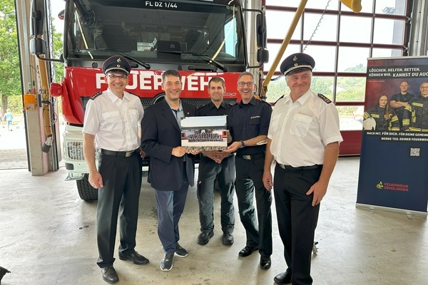 Strahlende Gesichter bei der Übergabe des neuen Löschgruppenfahrzeugs LF 20 an die Freiwillige Feuerwehr Denzlingen. Foto: FFW Denzlingen.