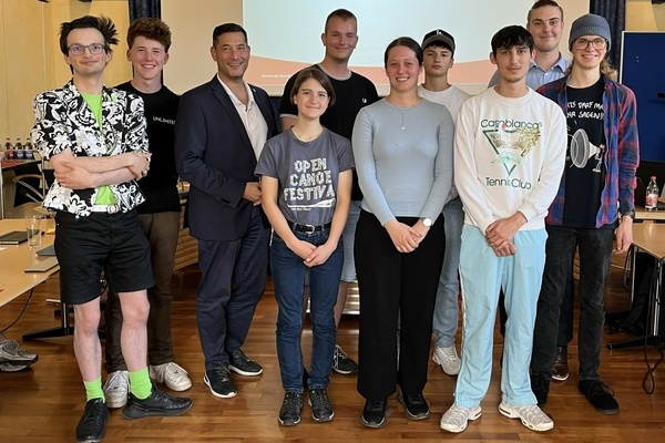 Bei der jüngsten JGR-Sitzung (v.l.): David Helmle, Tim Druba, Bürgermeister Markus Hollemann, Frieda Tonojan, Nicklas Scheffler, Lara Eckerle, Jona Helmle, Daniel Weniger, Pascal Gence und Aaron Höldin. Foto: Gemeinde Denzlingen Bei der jüngsten JGR-Sitzung (v.l.): David Helmle, Tim Druba, Bürgermeister Markus Hollemann, Frieda Tonojan, Nicklas Scheffler, Lara Eckerle, Jona Helmle, Daniel Weniger, Pascal Gence und Aaron Höldin. Foto: Gemeinde Denzlingen