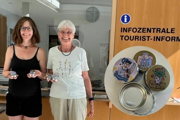 Sina Mahlitz und Brigitte Neub, Initiatorinnen der Denzlinger Kippensammelaktion, pr&auml;sentieren die Taschenaschenbecher, die sich Interessierte ab 18 Jahren kostenfrei am Infopoint im Denzlinger Rathaus abholen k&ouml;nnen. Foto: Melanie Lackner.