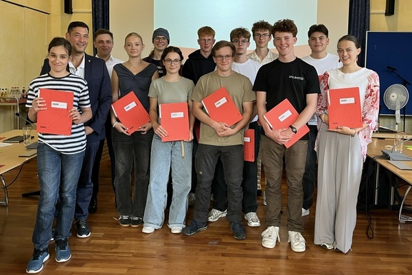 Bild: Bei der j&uuml;ngsten JGR-Sitzung (v. l.) Arne Bastendorf, B&uuml;rgermeister Markus Hollemann, Fabian Egle, Lotta Schl&auml;dt, Aaron H&ouml;ldin, Pauline Ploh, Jan Druba, Immanuel Weber, Niels van der Does, Raphael H&ouml;ldin, Tim Druba, Gennadii Tkachev, Maja Grimm.