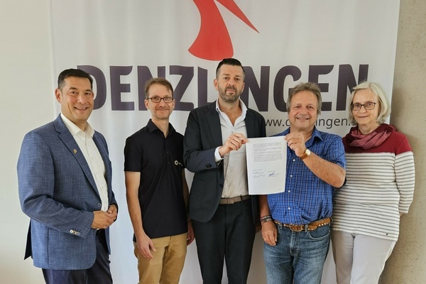  Vertretende der Denzlinger BrgerEnergiegenossenschaft (DEnG) und der iAccess Energiy GmbH bei der Vertragsunterzeichnung im Denzlinger Rathaus. Foto: Gemeinde Denzlingen