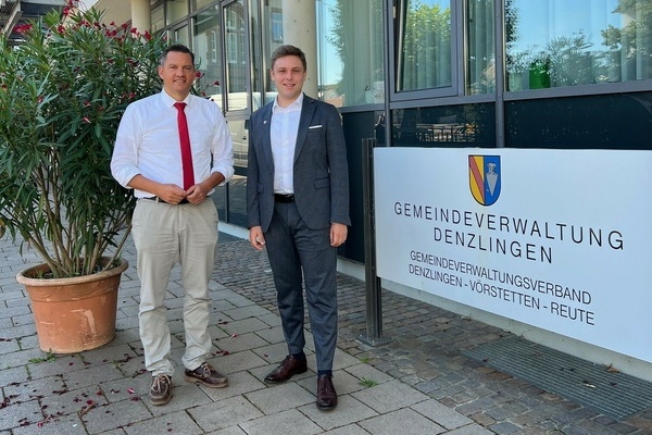 Bild: Bürgermeister Fabian Egle (rechts) und Bundestagsabgeordneter Dr. Johannes Fechner vor dem Denzlinger Rathaus. Foto: Melanie Lackner, Gemeinde Denzlingen.