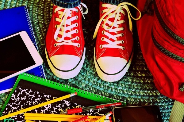 Rote Schuhe inmitten von bunten Schulutensilien - Foto: WOKANDAPIX from Pixabay