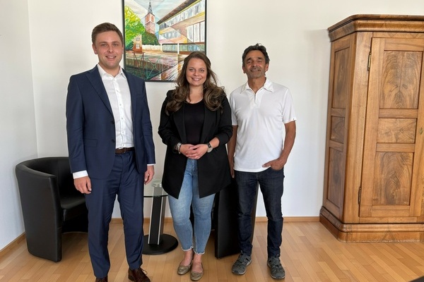 Bild: (v.l.) Bürgermeister Fabian Nitz, Landtagskandidatin Stefanie Wernet (CDU) und Rudolf Wöhrlin, Vorsitzender CDU Ortsverband