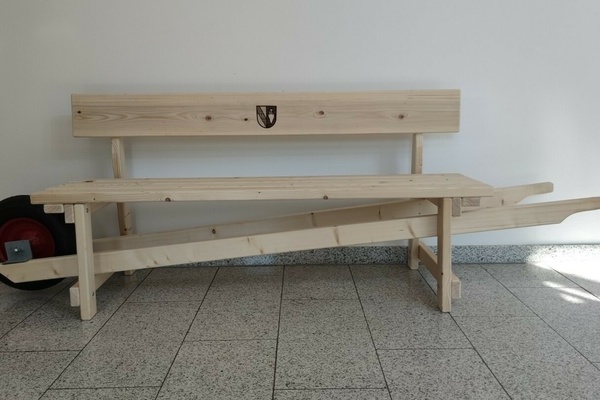 Schwätzbänkle aus Holz mit dem Denzlinger Wappen auf der Rückenlehne