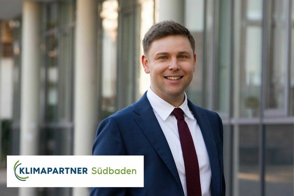 Portrait des Denzlinger Bürgermeisters Fabian Nitz. Logo des Vereins Klimapartner Südbaden eV