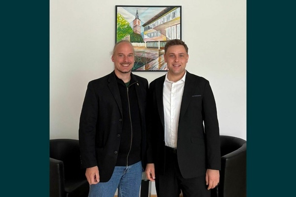 Bild: Brgemeister Fabian Nitz (rechts) im Gesprch mit Landtagskandidat Rdiger Tonojan (Bndnis 90/Die Grnen) (links). Foto: Gemeinde Denzlingen.