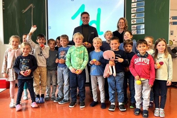 B&uuml;rgermeister Fabian Nitz zu Besuch in der Klasse 1d der Grundschule Denzlingen. Foto: Melanie Lackner, Gemeinde Denzlingen