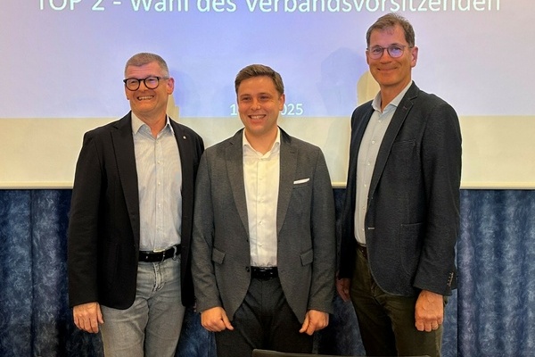 V.l.: BM Lars Br&uuml;gner (V&ouml;rstetten), BM Fabian Nitz (Denzlingen), BM Michael Schlegel (Reute) bei der Verbandsversammlung des GVVDVR. 