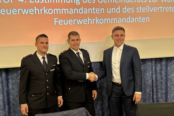 Bürgermeister Fabian Nitz (rechts) gratuliert dem nun bestätigten neuen Kommando der Freiwilligen Feuerwehr Denzlingen: 1. Kommandant Jens Koschella (mitte) und stv. Kommandant Marco Barnick (links). Foto: Gemeinde Denzlingen.