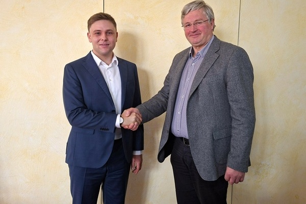 Bild: Karl Josef Herbstritt, Bürgermeister von Glottertal und 2. Stv. Vorsitzender des WVV Mauracherberg, gratuliert dem neuen Verbandsvorsitzenden Fabian Nitz, Bürgermeister von Denzlingen. Foto: WVV Mauracherberg Bild: Karl Josef Herbstritt, Bürgermeister von Glottertal und 2. Stv. Vorsitzender des WVV Mauracherberg, gratuliert dem neuen Verbandsvorsitzenden Fabian Nitz, Bürgermeister von Denzlingen. Foto: WVV Mauracherberg